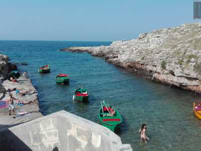 In mare si trovano alcuni bagnanti che nuotano in un silenzio irreale